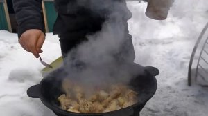 вкуснейшие голени с картошкой в казане на костре