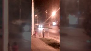 Снимает кроссовки с провода