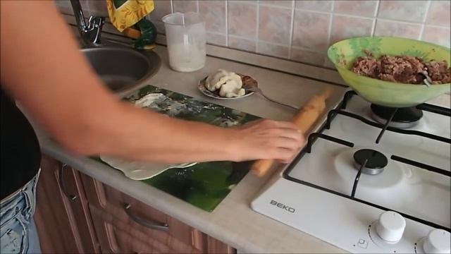 Тесто для чебуреков эластичное и мягкое. Домашние чебуреки с мясом