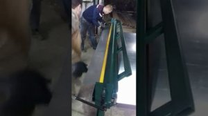 Ручной листогиб проходного типа гнет и режет металл до 1 мм и длиной 2600 мм с мин. полкой 15 мм
