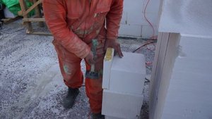 Клей-пена Универсал PROFFIX 100 в работе