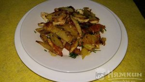 Жареный картофель в корице с зеленью и курицей