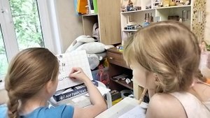 Девочки играют в школу