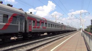 Пьяный мужик бежит навстречу поезду