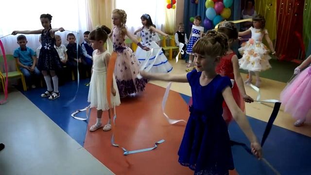 Выпускной в детском саду. Танец с лентами. Я рисую на окне мир