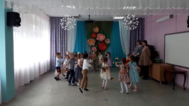 Танец - вход с цветами на 8 марта "Есть на свете цветок алый алый" смотреть онлайн