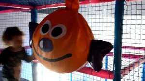 Влог Милана на игровой площадке катается на горках и веселится | Развивающее видео для детей