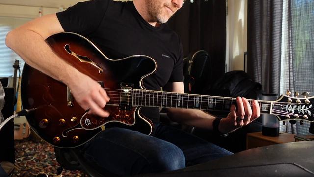 Epiphone vs Gibson Custom Shop 335 - Epiphone Pickup Upgrade смотреть онлайн