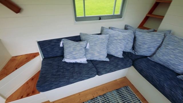 Tiny House With Amazing Pop Up Roof смотреть онлайн