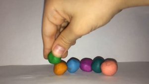 Как сделать гусеницу из пластилина!!