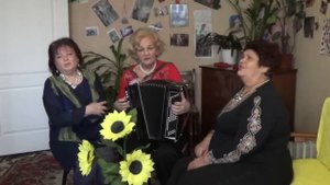 У дуба старого трава не скошена, Варя, Люда и Валя снова поют для своих поклонников.