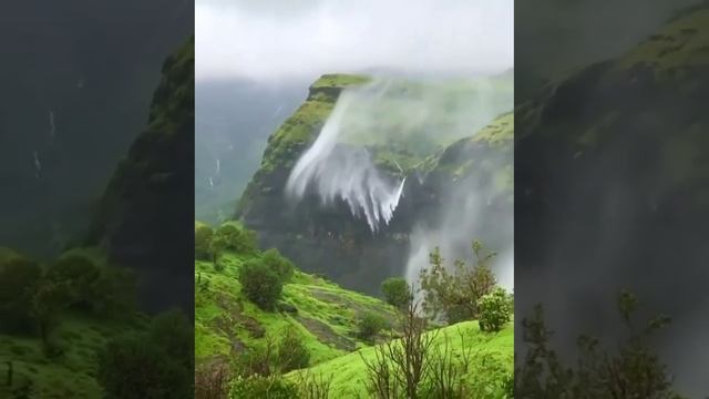 Ветер развернул водопад вспять