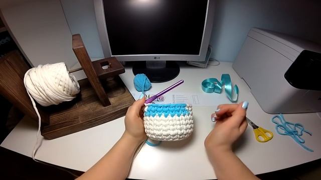 Идея подарочной корзинки для бутылки. Корзинка из трикотажной пряжи
