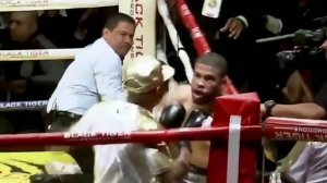Боксер Хуан Мануэль Лопес после боя подрался с секундантом соперника