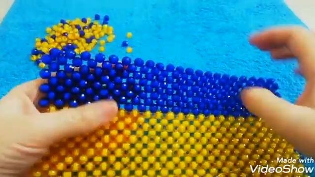 DIY Mobile phone stand beaded ?. 
Подставка для  мобильного телефона из бусин.