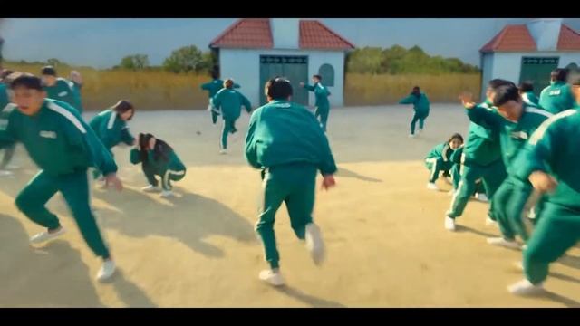Первая ИГРА: «Красный свет — зелёный свет» в сериале ИГРА В КАЛЬМАРА (2021)