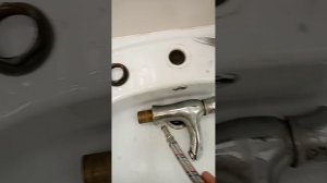 Как заменить гибкую подводку к смесителю