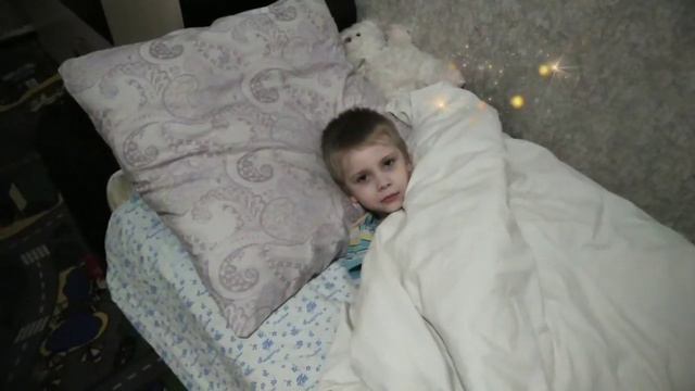 МАЛЕНЬКИЙ МАЛЬЧИК ,НЕ ХОЧЕТ ЛОЖИТЬСЯ СПАТЬ . смотреть онлайн