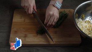 Быстрый и простой салат из СССР Чайка с сыром, яйцами и горошком