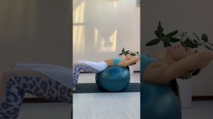 Расслабление и мобильность позвоночника на фитболе