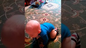 Матвей впервые ползет на четвереньках! Ура!