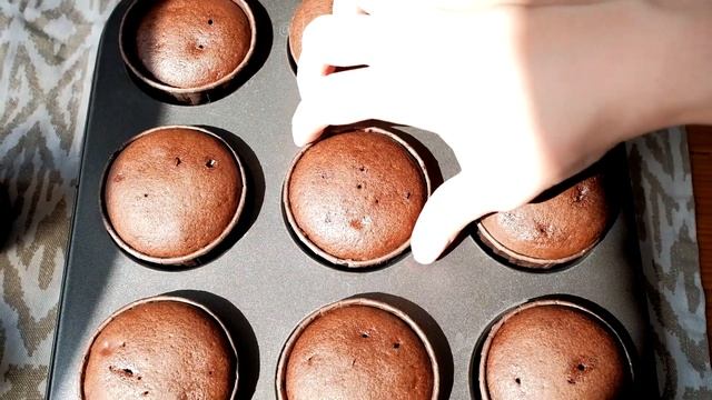 Шоколадно-кофейные капкейки с кремом из рикотты || Cupcakes choco strawberry || Elena Stasevich HM