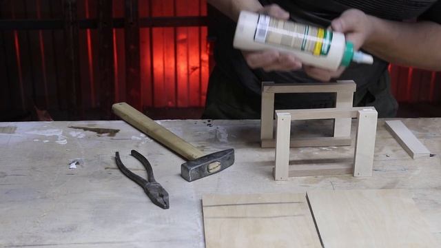 Простая кормушка для птиц из обрезков. | A simple bird feeder made of scraps. смотреть онлайн