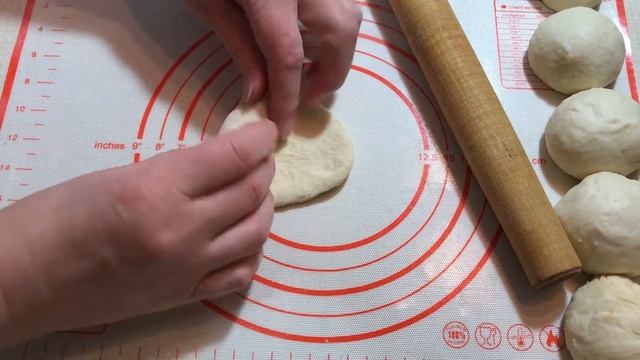 Булочки в духовке и пирожки жареные с вареньем из дрожжевого теста