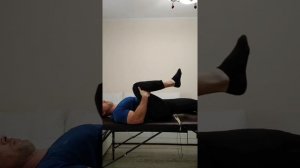 Растяжка при боли в бедре. 5 упражнений в постели.