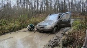 Луаз УАЗ и Нивы едут по бездорожью