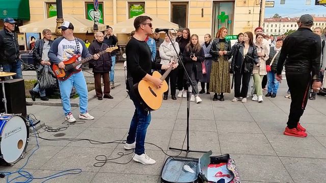 Kino - "Кукушка", в исполнении группы "Висконти" на Невском проспекте в Санкт-Петербурге...