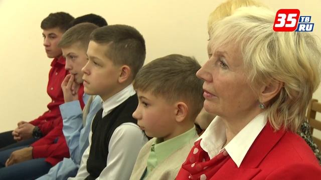 «Потребность делать добрые дела»: автомобиль подарили череповецкому центру помощи детям смотреть онлайн