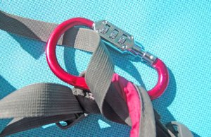 Как защитить на пляже от кражи ценные вещи ?