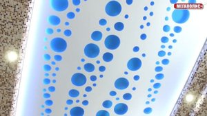 Резной натяжной потолок в бассейне