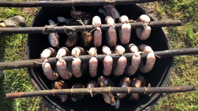 Домашняя колбаска приготовленная в бочке дедовским методом