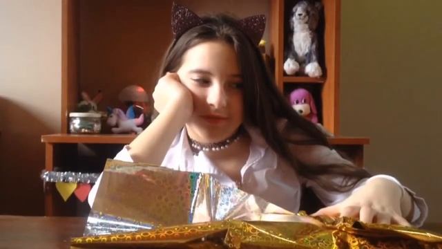 100 СЛОЁВ ОБЁРТОЧНОЙ БУМАГИ || ЗАПАКОВЫВАЕМ ПОДАРОК ПОДРУГЕ НА ДР?