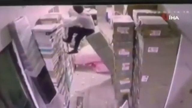 приземлился задницей аккурат на стопку товаров и спокойно спустился вниз. смотреть онлайн