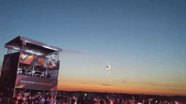 Попробуй не залипнуть! Феерический полет модели самолета смотреть онлайн