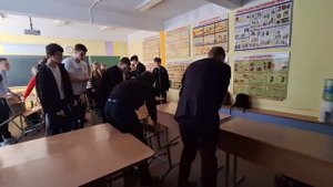 На уроке ОБЖ 7 - 11 классы тренируются по укрытию от вооруженного нападения