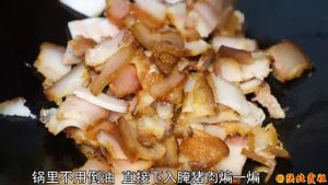【陕北霞姐】春雨过后霞姐上山捡地软,地软腌肉炒鸡蛋,喷香美味馋死了!