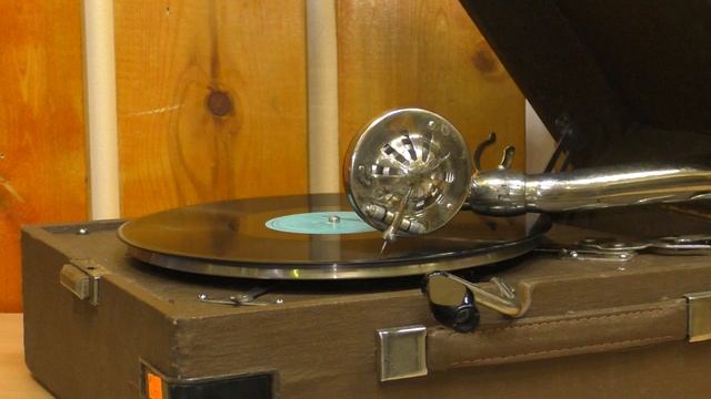 Патефон Дружба Ленинградского патефонного завода пр. СССР 1940 - 1950-е. гг / № 15 смотреть онлайн