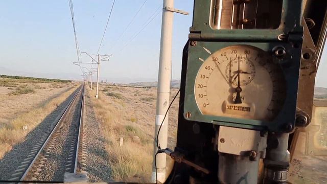 Электровоз ВЛ-10 набирает скорость до 70 км/ч смотреть онлайн