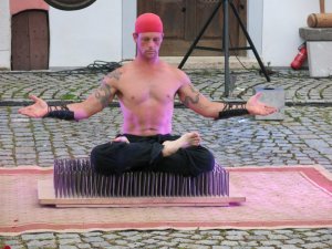 Как йога сидит на гвоздях.