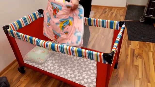How To Fold a Travel Cot / Открытие и закрытие детской кроватки смотреть онлайн