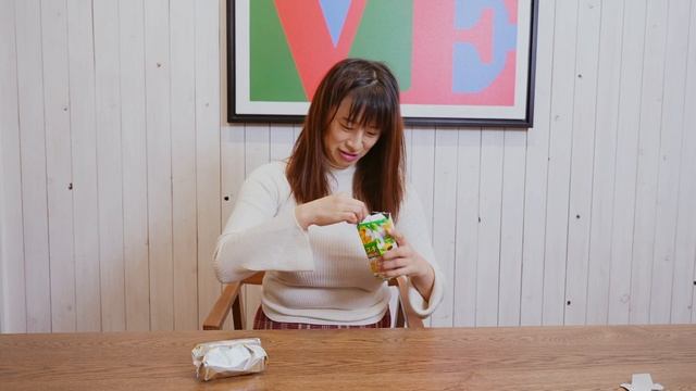 【春菜はな】コアラのマーチを振って、おっきくしてあげました♥【裏ワザ】 смотреть онлайн