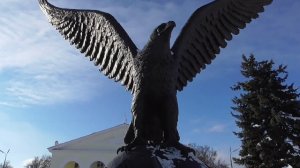 Зимний день в городе, памятник птица орёл