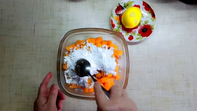 Пирог с тыквой под сметанной заливкой. Порционные кусочки со вкусом лимона и начинкой из тыквы.