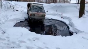 Toyota Lite Ace Truck через ручей