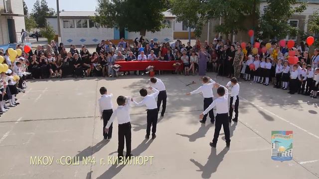 Юбилейный первый звонок прозвенел в СОШ № 4 города Кизилюрта (1 сентября 2019 года) смотреть онлайн