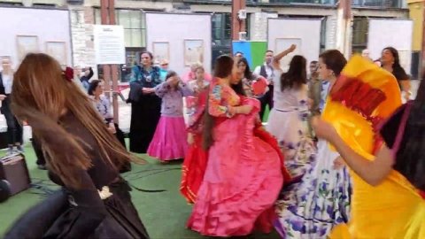 Не ломайся! Цыгане зажгли. #цыганскиедевушки #цыганскиепесни #цыганскийтанец